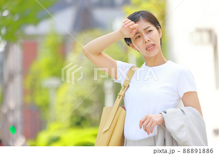 夏の暑さに苦しむ女性4 夏の暑さに苦しむ女性4 88891886