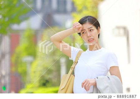 夏の暑さに苦しむ女性5 88891887