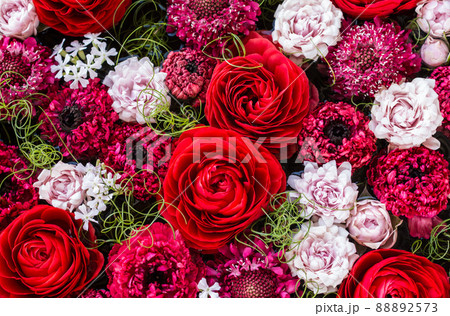 紅白の花のフラワーアレンジメント 紅白の花のフラワーアレンジメント 88892573
