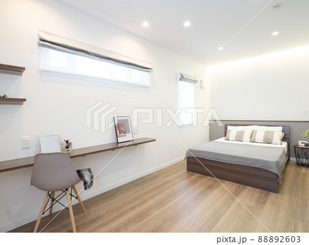 カウンターのある白い壁の住宅の寝室 カウンターのある白い壁の住宅の寝室 88892603