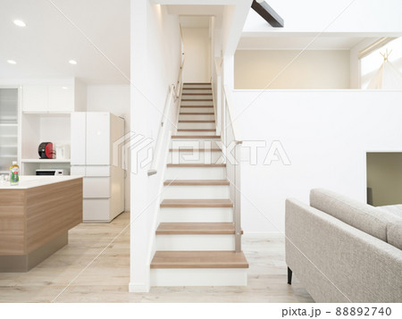 洗練されたデザイナーズハウスのリビング 88892740