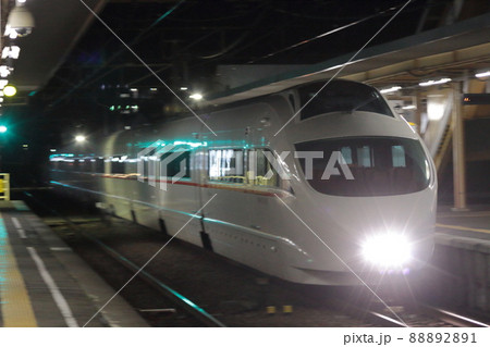闇夜を疾走する小田急ロマンスカー50000形電車VSE_2013/1/1撮影 闇夜を疾走する小田急ロマンスカー50000形電車VSE_2013/1/1撮影 88892891