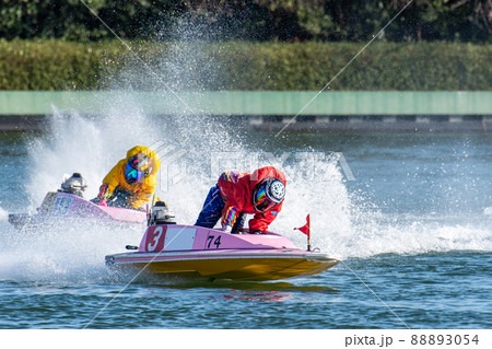 水しぶきを上げながらコーナーを曲がるボートレースの選手 水しぶきを上げながらコーナーを曲がるボートレースの選手 88893054