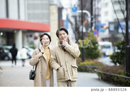 夫婦　デート　歩く　笑顔 88893326