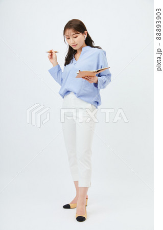 ビジネスカジュアルの若い女性　ファッション 88893903