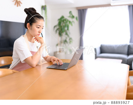 主婦とPCとヘッドセット 88893927