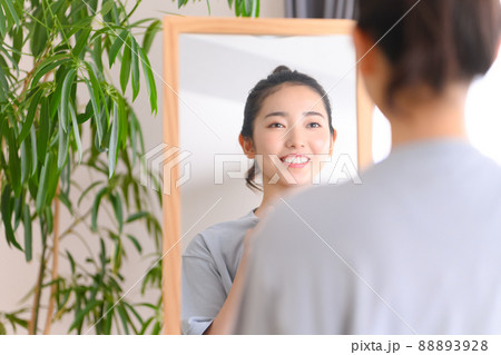 鏡を見る女性 88893928