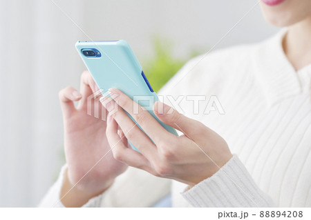 女性　スマホ　顔無し　リビング 88894208