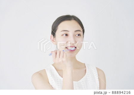 女性 歯磨き 女性 歯磨き 88894216