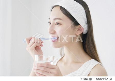 女性　歯磨き 88894218