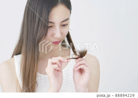 女性　枝毛チェック　白背景 88894229