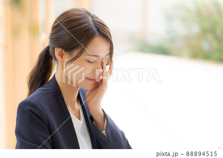 働く女性 疲労 疲れ 悩む 働く女性 疲労 疲れ 悩む 88894515