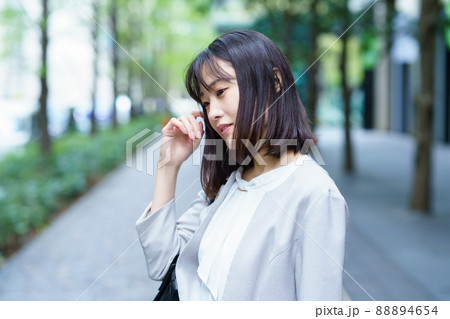 疲れた表情の女性 疲れた表情の女性 88894654