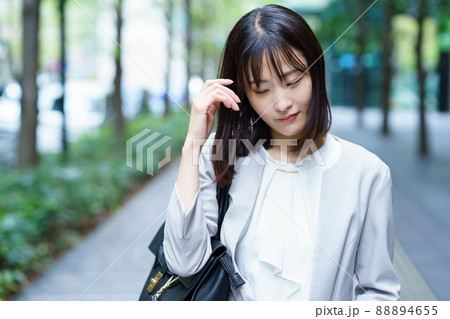 疲れた表情の女性  88894655
