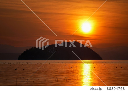 竹生島越しに沈む琵琶湖の夕焼け情景@滋賀 竹生島越しに沈む琵琶湖の夕焼け情景@滋賀 88894768