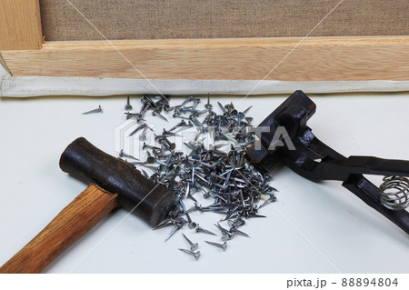 キャンバス張り器とタックスとハンマーとキャンバス 88894804