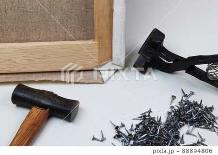 キャンバス張り器とタックスとハンマーとキャンバス 88894806