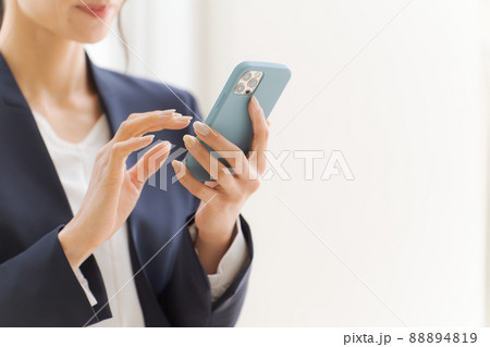 スマホを持った女性 パーツカット スマホを持った女性 パーツカット 88894819