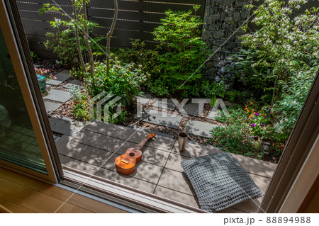 縁側の陽だまりでウクレレを楽しむ　ガビオン（蛇籠）のある小さな庭で 88894988