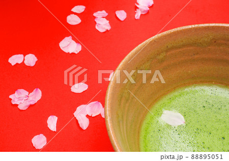 野点の抹茶とサクラ花ビラ 88895051