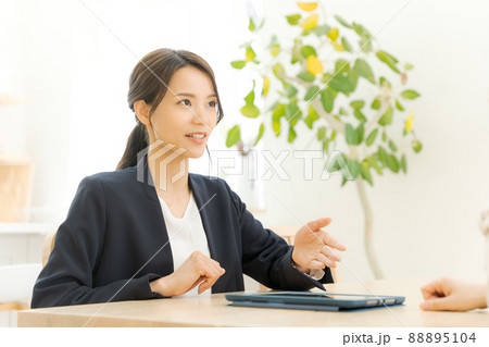 接客対応　20代女性　スーツ 88895104