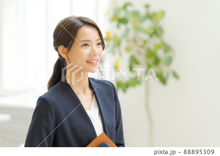 働く女性　スーツ　室内 88895309