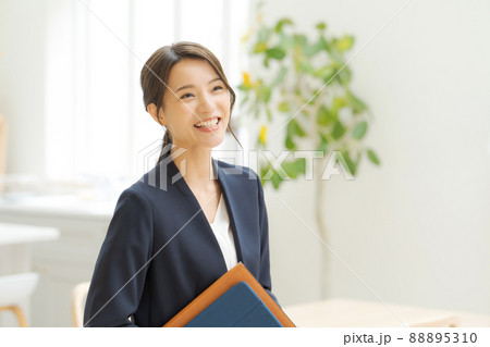 働く女性 スーツ 室内 働く女性 スーツ 室内 88895310