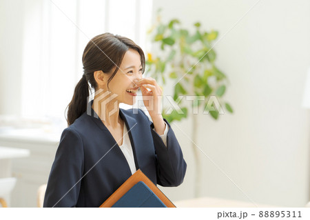 働く女性 スーツ 室内 働く女性 スーツ 室内 88895311