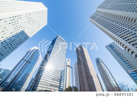 「東京都」新宿新都心のビル群を見上げる 88895381