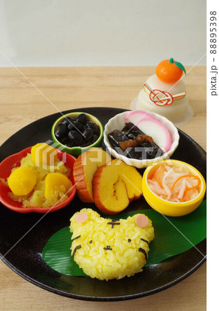 寅のおにぎりとおせち 88895398