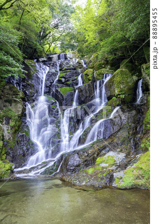 糸島の人気観光スポット　美しい白糸の滝　（福岡県糸島市） 88895455