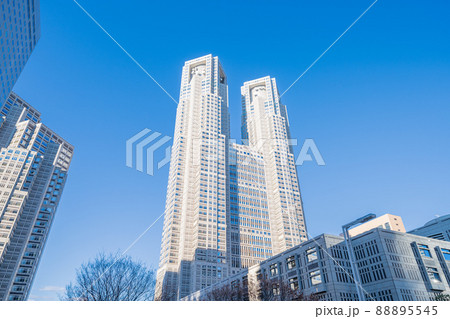 「東京都」新宿新都心・東京都庁を見上げる 88895545