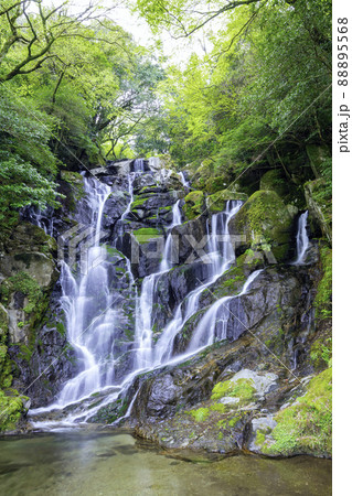 糸島の人気観光スポット 美しい白糸の滝 （福岡県糸島市）の写真素材 [88895568] - PIXTA