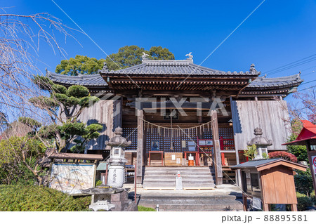 三重県鈴鹿市 秋の石薬師寺の本堂 三重県鈴鹿市 秋の石薬師寺の本堂 88895581