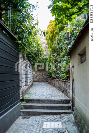 「東京都」神楽坂・路地裏の風景 88895713