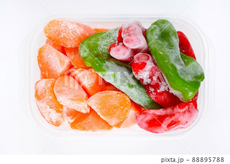 容器に入れた冷凍野菜、保存容器に入れた冷凍した人参とピーマン 容器に入れた冷凍野菜、保存容器に入れた冷凍した人参とピーマン 88895788