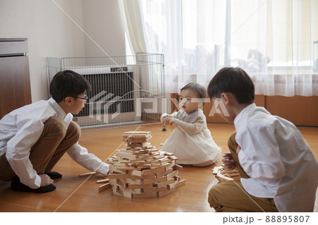 積み木で遊ぶ兄妹 88895807