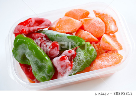 容器に入れた冷凍野菜、保存容器に入れた冷凍した人参とピーマン 容器に入れた冷凍野菜、保存容器に入れた冷凍した人参とピーマン 88895815