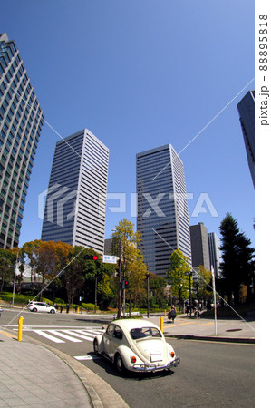 大阪ビジネスパークのビル群と外車 大阪ビジネスパークのビル群と外車 88895818