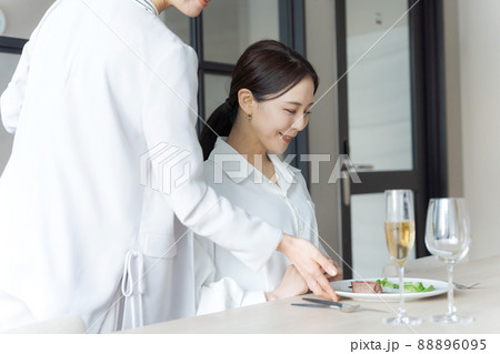 フレンチレストラン　女性 88896095