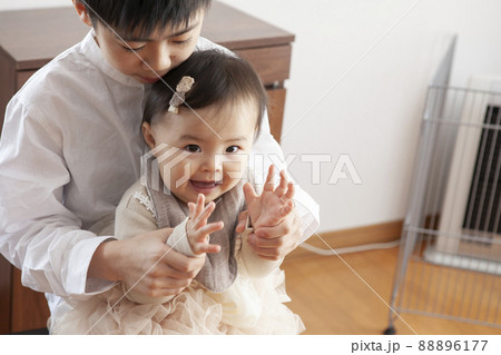 リビングで遊ぶ兄妹 88896177