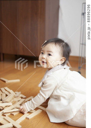 リビングで遊ぶ1歳児 リビングで遊ぶ1歳児 88896296