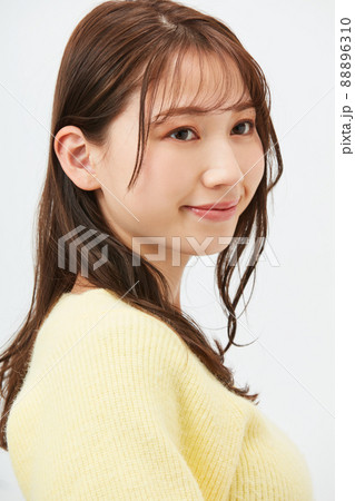 黄色いニットを着た若い女性　ガーリーファッション　前髪　シースルーバング 88896310