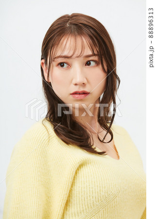 黄色いニットを着た若い女性　ガーリーファッション　前髪　シースルーバング 88896313