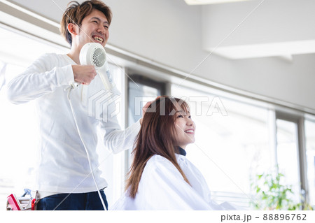 美容室　美容院　美容師　ストレートヘアの女性 88896762