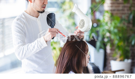 美容室　美容院　美容師　ストレートヘアの女性 88896767