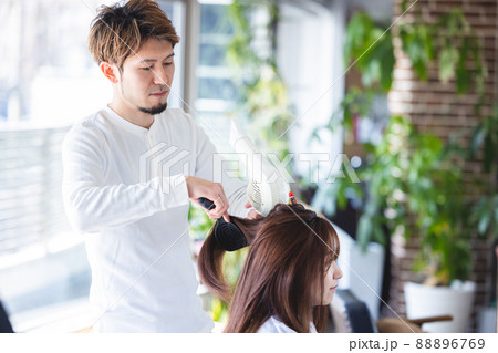 美容室　美容院　美容師　ストレートヘアの女性 88896769