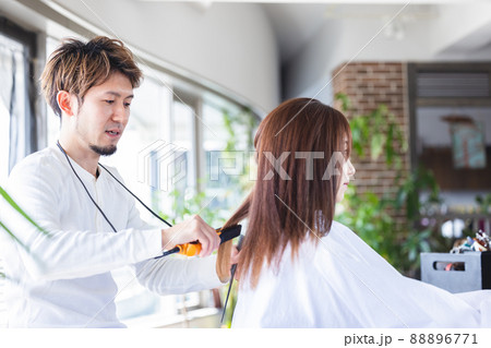 美容室　美容院　美容師　ストレートヘアの女性 88896771