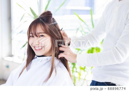 美容室　美容院　美容師　ストレートヘアの女性 88896774