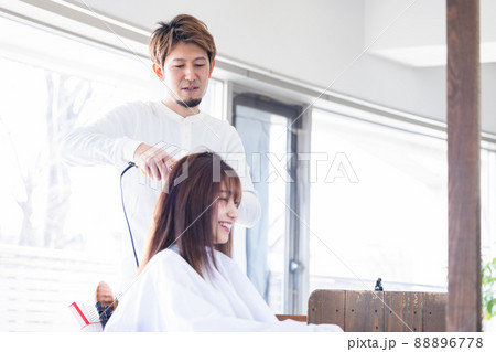 美容室　美容院　美容師　ストレートヘアの女性 88896778
